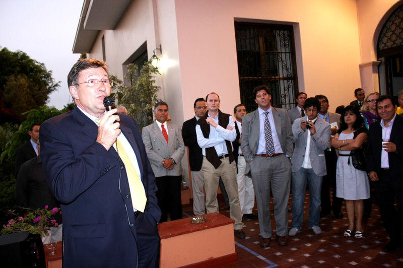El embajador de Francia, Jean-Jacques Beaussou, rindió homenaje a los pilotos franceses que participaron en el Rally Dakar 2012.