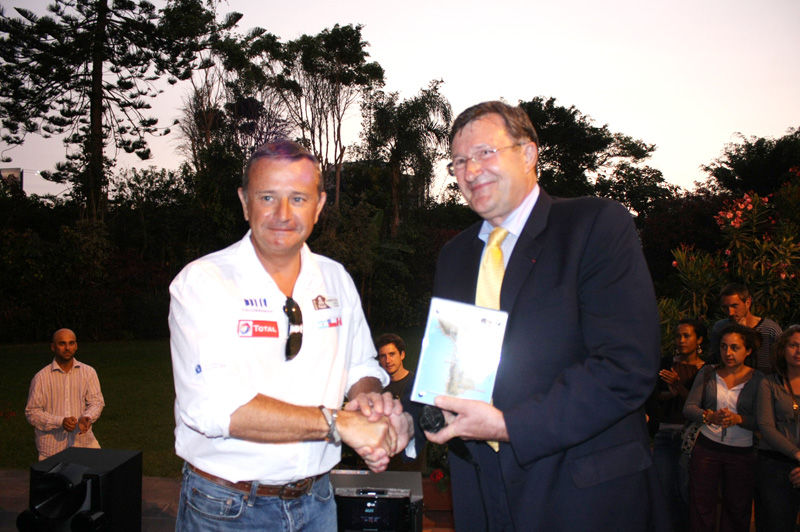 El embajador de Francia, Jean-Jacques Beaussou, rindió homenaje a los pilotos franceses que participaron en el Rally Dakar 2012.