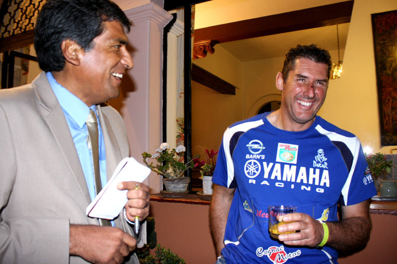 El embajador de Francia, Jean-Jacques Beaussou, rindió homenaje a los pilotos franceses que participaron en el Rally Dakar 2012.