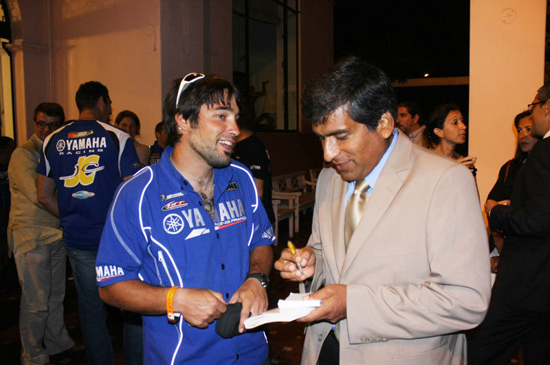 El embajador de Francia, Jean-Jacques Beaussou, rindió homenaje a los pilotos franceses que participaron en el Rally Dakar 2012.