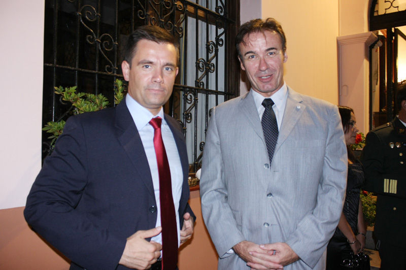 El embajador de Francia, Jean-Jacques Beaussou, rindió homenaje a los pilotos franceses que participaron en el Rally Dakar 2012.