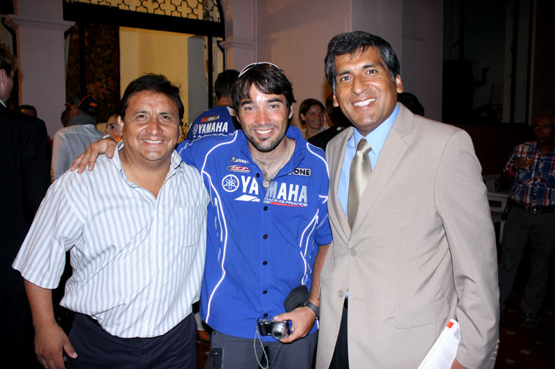 El embajador de Francia, Jean-Jacques Beaussou, rindió homenaje a los pilotos franceses que participaron en el Rally Dakar 2012.