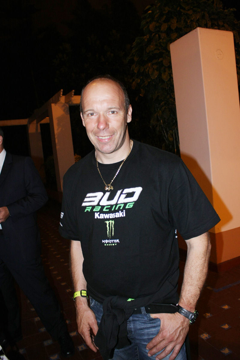 El embajador de Francia, Jean-Jacques Beaussou, rindió homenaje a los pilotos franceses que participaron en el Rally Dakar 2012.