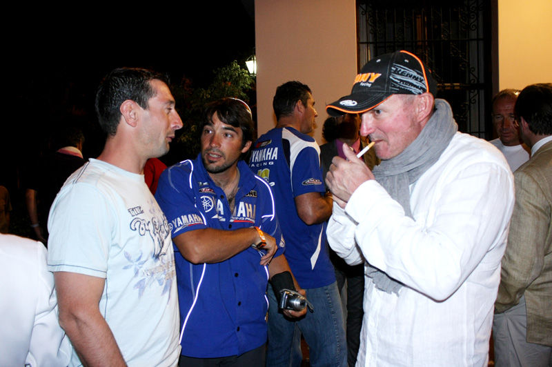 El embajador de Francia, Jean-Jacques Beaussou, rindió homenaje a los pilotos franceses que participaron en el Rally Dakar 2012.