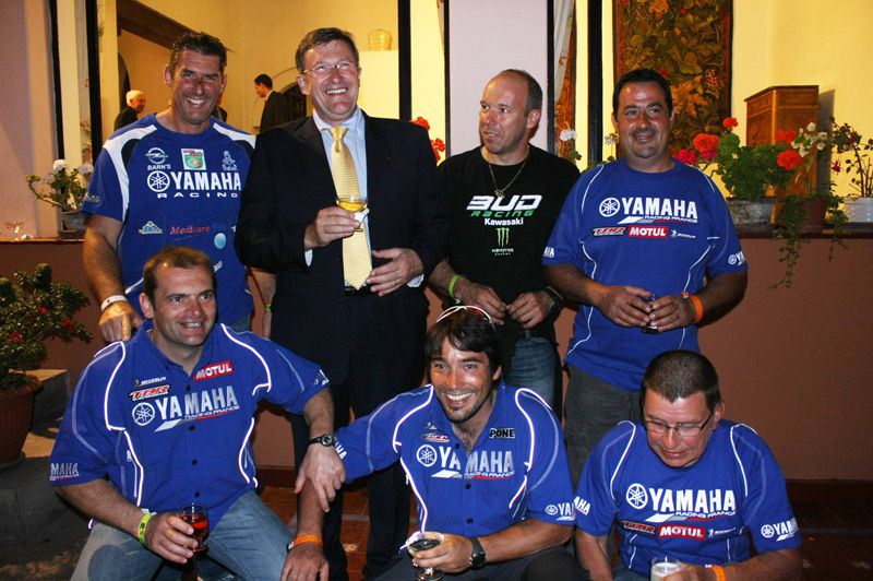 El embajador de Francia, Jean-Jacques Beaussou, rindió homenaje a los pilotos franceses que participaron en el Rally Dakar 2012.