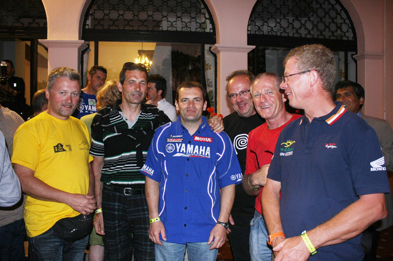 El embajador de Francia, Jean-Jacques Beaussou, rindió homenaje a los pilotos franceses que participaron en el Rally Dakar 2012.