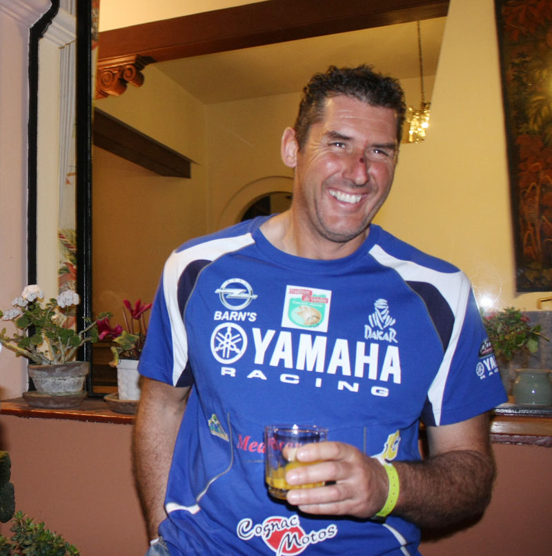 El embajador de Francia, Jean-Jacques Beaussou, rindió homenaje a los pilotos franceses que participaron en el Rally Dakar 2012.