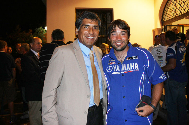 El embajador de Francia, Jean-Jacques Beaussou, rindió homenaje a los pilotos franceses que participaron en el Rally Dakar 2012.
