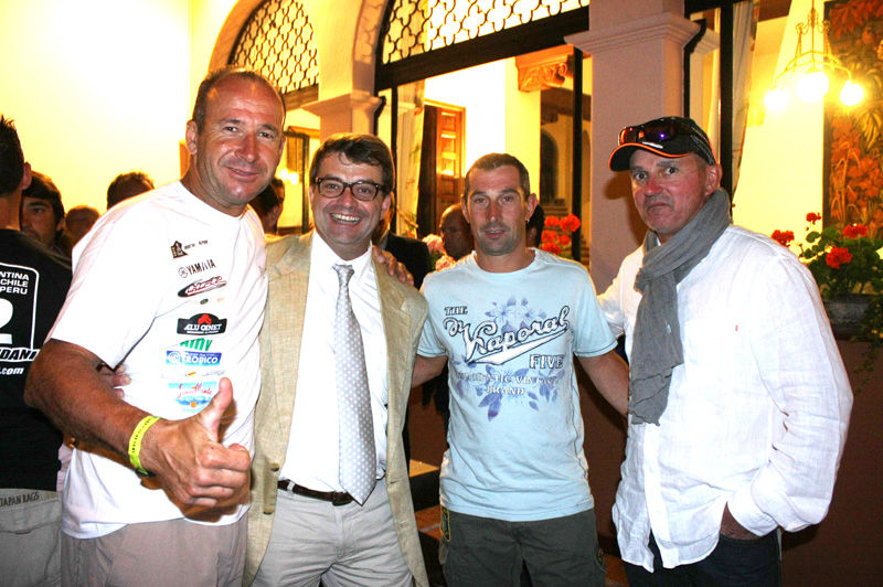 El embajador de Francia, Jean-Jacques Beaussou, rindió homenaje a los pilotos franceses que participaron en el Rally Dakar 2012.