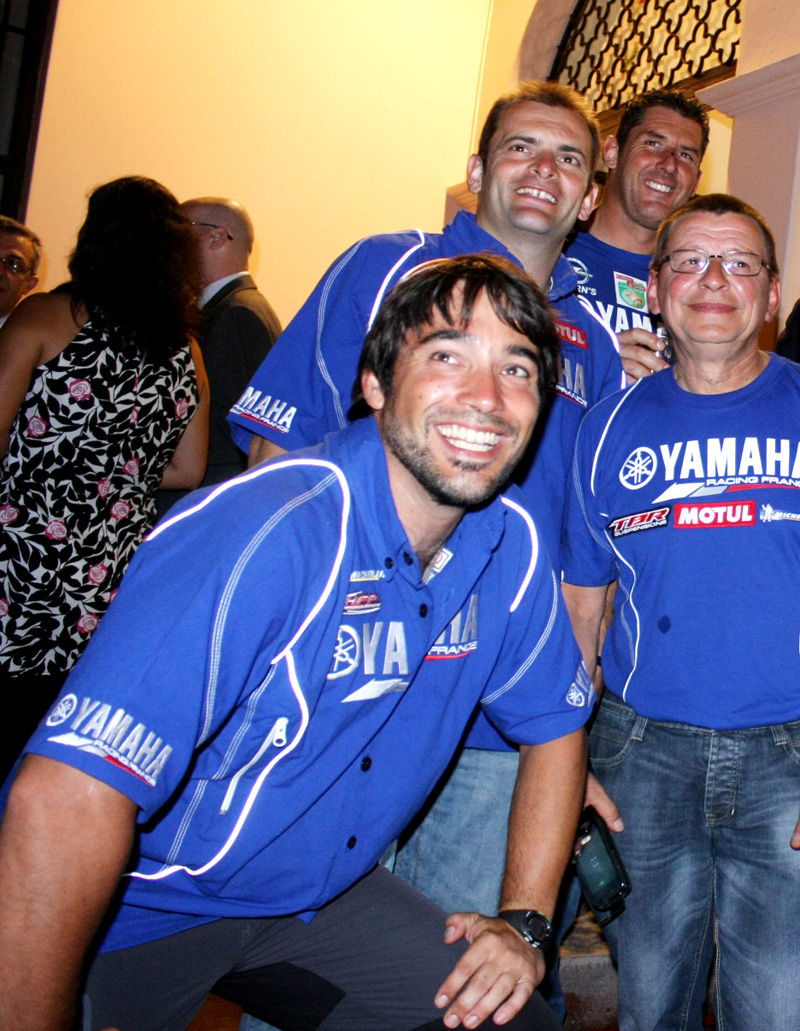 El embajador de Francia, Jean-Jacques Beaussou, rindió homenaje a los pilotos franceses que participaron en el Rally Dakar 2012.