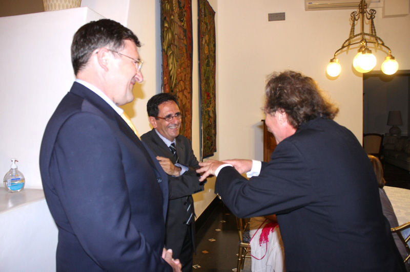 El embajador de Francia, Jean-Jacques Beaussou, rindió homenaje a los pilotos franceses que participaron en el Rally Dakar 2012.