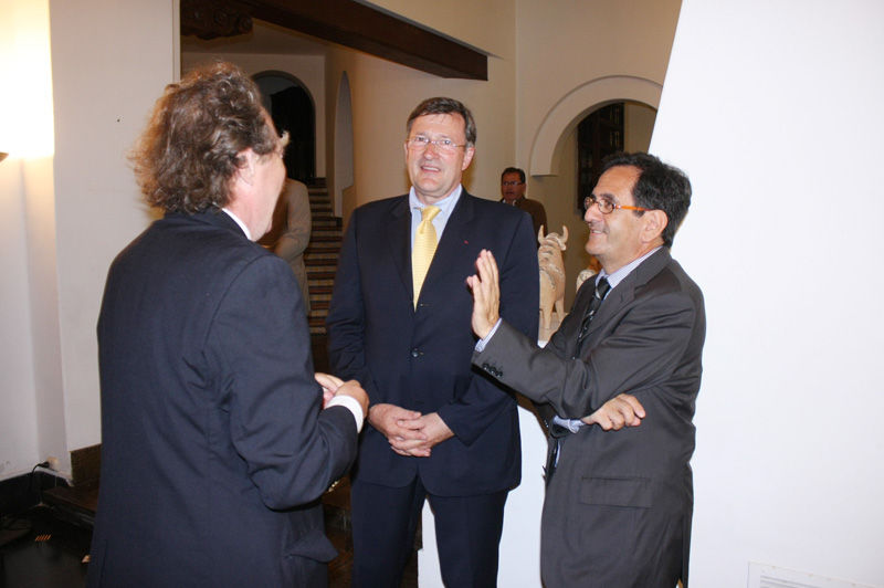 El embajador de Francia, Jean-Jacques Beaussou, rindió homenaje a los pilotos franceses que participaron en el Rally Dakar 2012.