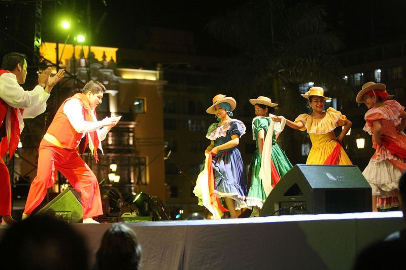 Serenata por 477 Aniversario de Lima se celebró con bailes típicos en Plaza de Armas.