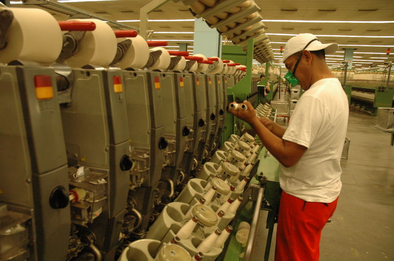 La industria textil abarca desde el tratamiento de fibras hasta la confección de prendas de vestir.