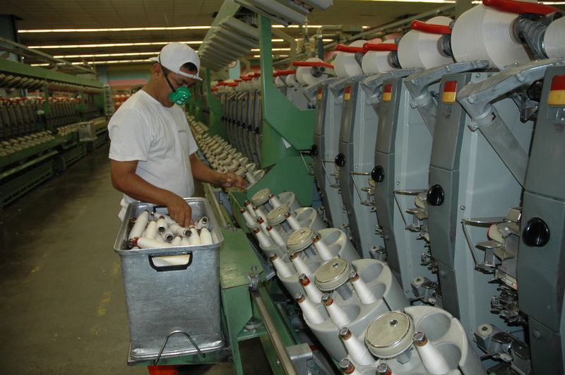 La industria textil abarca desde el tratamiento de fibras hasta la confección de prendas de vestir.