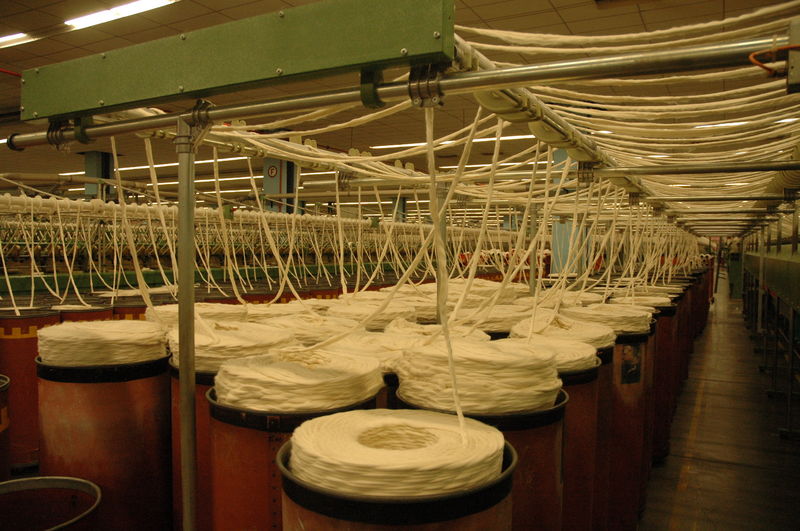 La industria textil abarca desde el tratamiento de fibras hasta la confección de prendas de vestir.