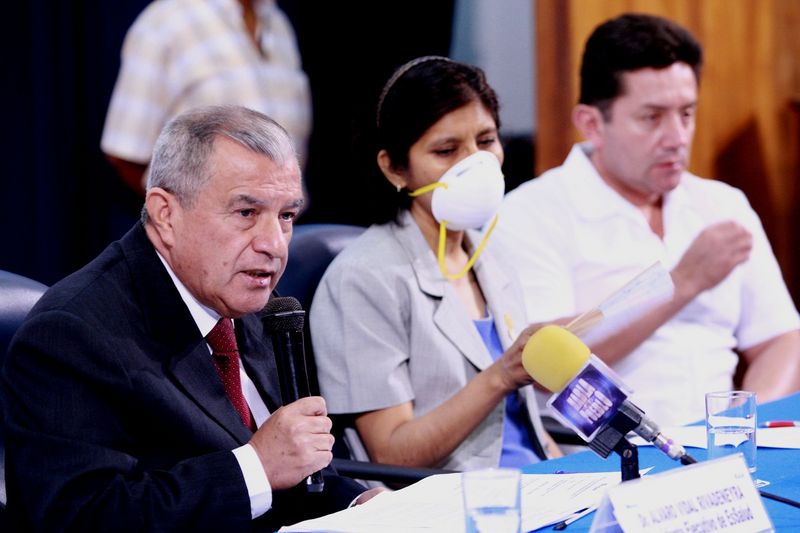 Presidente Ejecutivo de EsSalud, Alvaro Vidal Rivadeneyra, con paciente Zelmira Prado, quien recibió un trasplante bipulmonar.