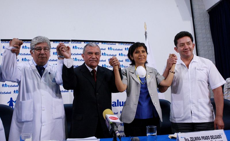 Presidente Ejecutivo de EsSalud, Alvaro Vidal Rivadeneyra, con paciente Zelmira Prado, quien recibió un trasplante bipulmonar.