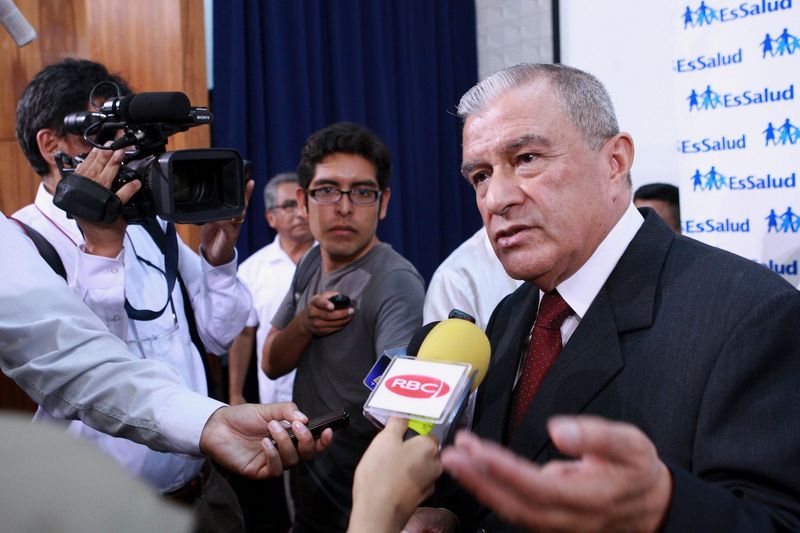 Presidente Ejecutivo de EsSalud, Alvaro Vidal Rivadeneyra, con paciente Zelmira Prado, quien recibió un trasplante bipulmonar.