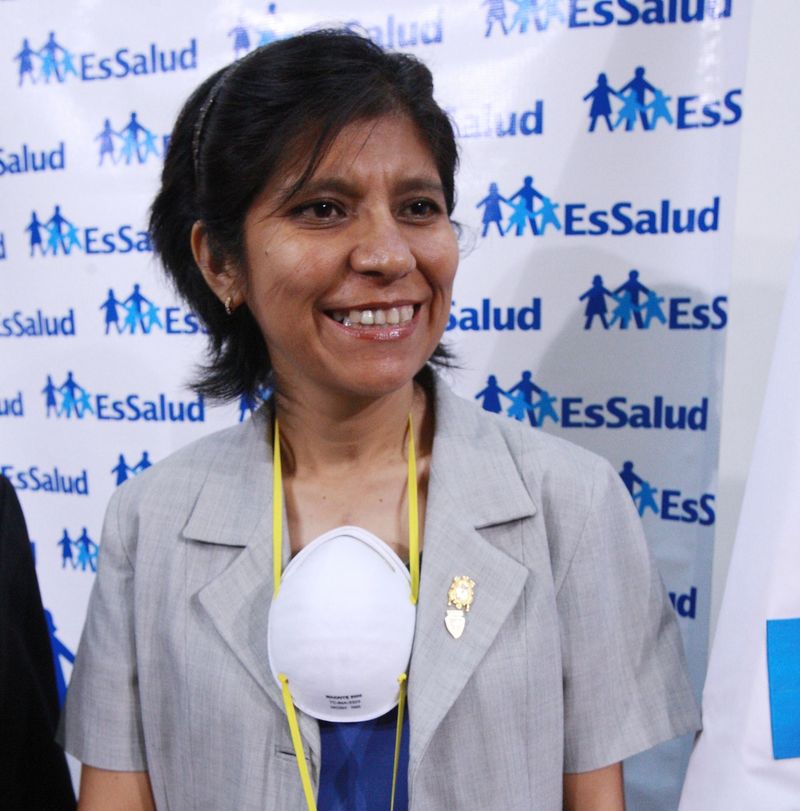 Presidente Ejecutivo de EsSalud, Alvaro Vidal Rivadeneyra, con paciente Zelmira Prado, quien recibió un trasplante bipulmonar.