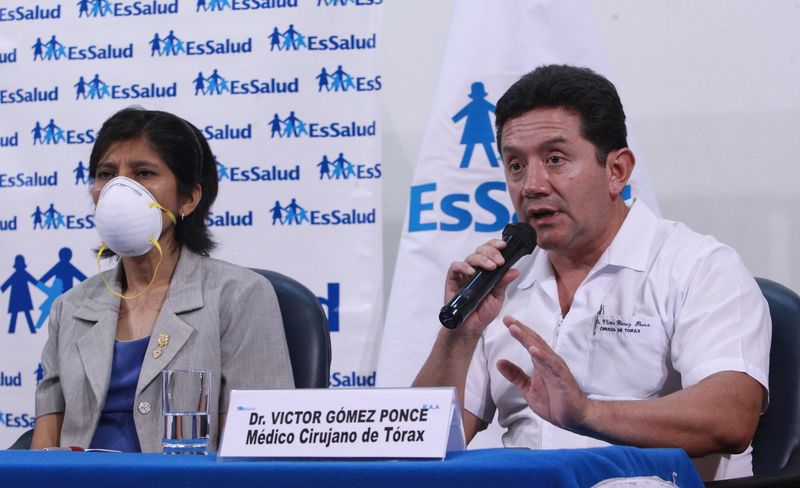 Presidente Ejecutivo de EsSalud, Alvaro Vidal Rivadeneyra, con paciente Zelmira Prado, quien recibió un trasplante bipulmonar.