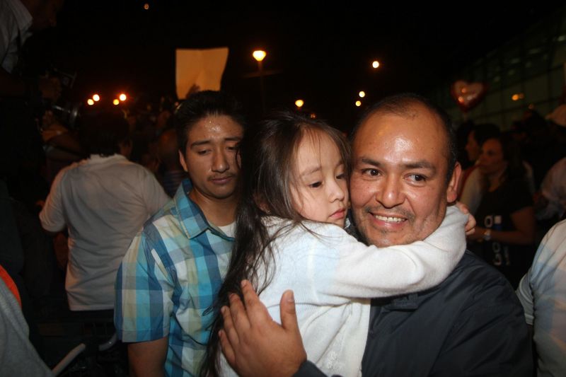 Familiares de peruanos que naufragaron en crucero Costa Concordia son recibidos en el aeropuerto Jorge Chávez.