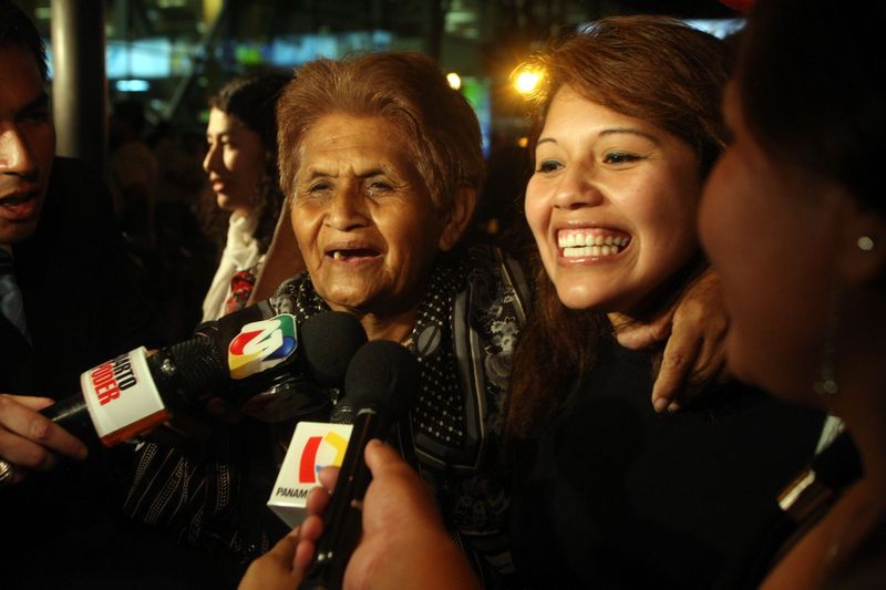 Familiares de peruanos que naufragaron en crucero Costa Concordia son recibidos en el aeropuerto Jorge Chávez.