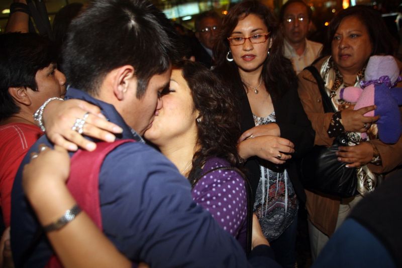 Familiares de peruanos que naufragaron en crucero Costa Concordia son recibidos en el aeropuerto Jorge Chávez.