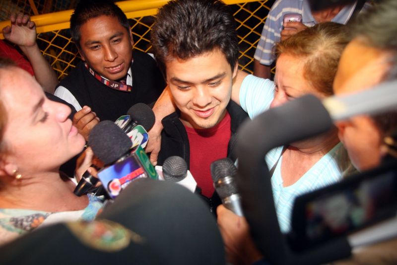 Familiares de peruanos que naufragaron en crucero Costa Concordia son recibidos en el aeropuerto Jorge Chávez.