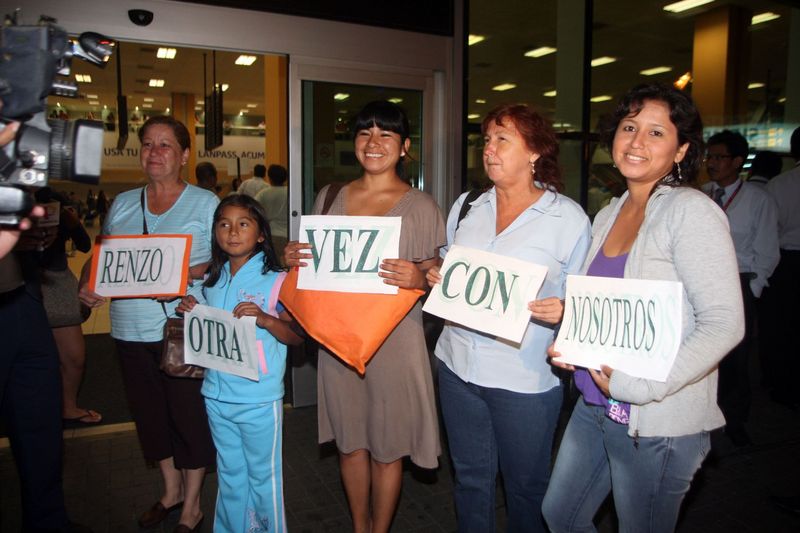Familiares de peruanos que naufragaron en crucero Costa Concordia son recibidos en el aeropuerto Jorge Chávez.