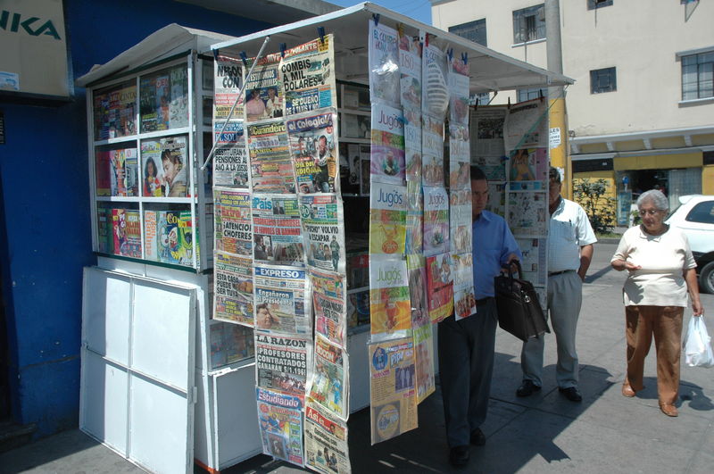 No falta en ninguna esquina o barrio de la ciudad un surtido puesto de periódicos con la más variada información.