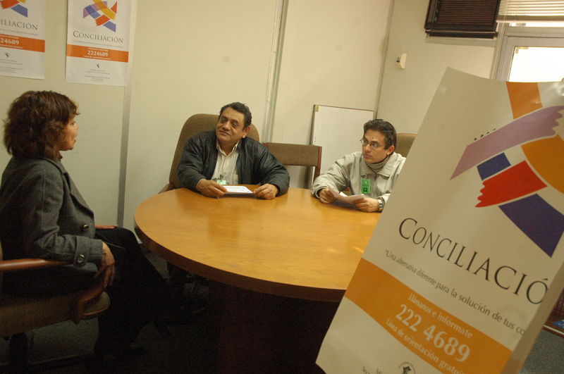 La conciliación extrajudicial es un procedimiento que permite a dos partes enfrentadas encontrar una solución a sus problemas.