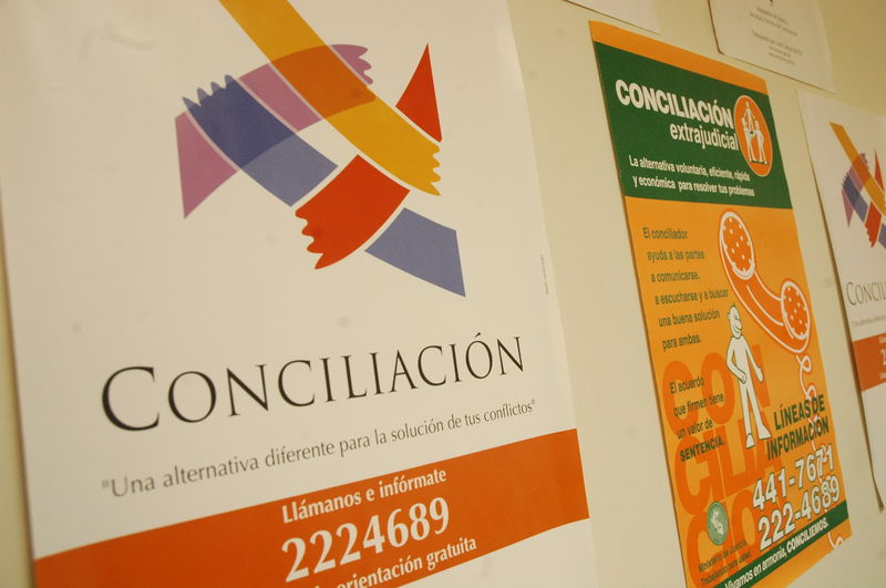 La conciliación extrajudicial es un procedimiento que permite a dos partes enfrentadas encontrar una solución a sus problemas.