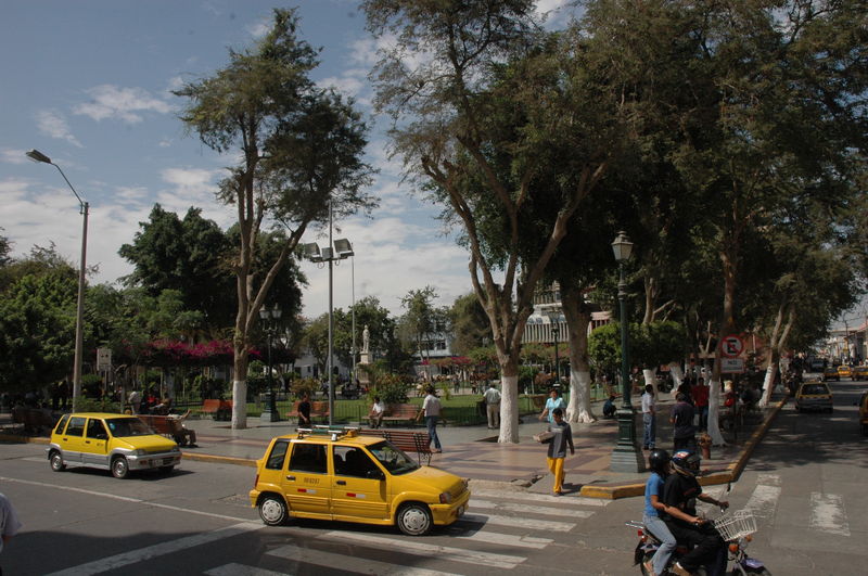 La Plaza de Armas de la ciudad de Piura se encuentra vigilada por la estatua a la libertad, mandada a construir por el presidente Balta.