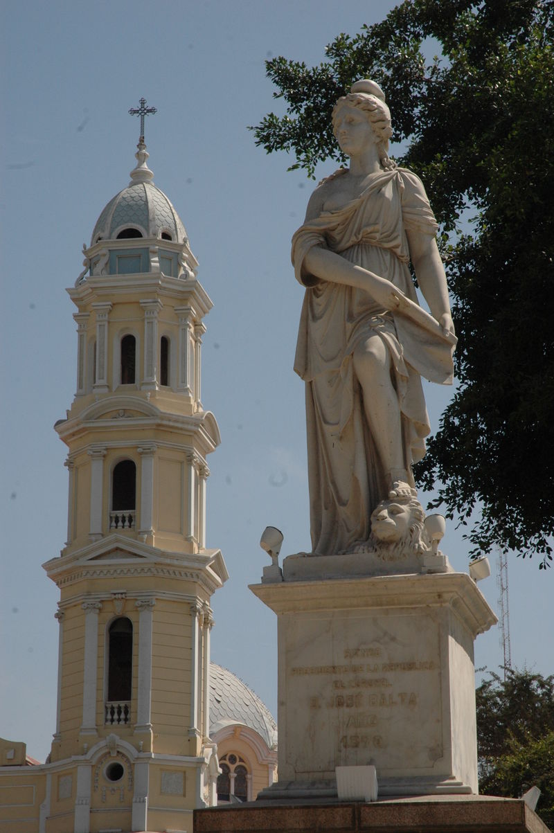 La Plaza de Armas de la ciudad de Piura se encuentra vigilada por la estatua a la libertad, mandada a construir por el presidente Balta.