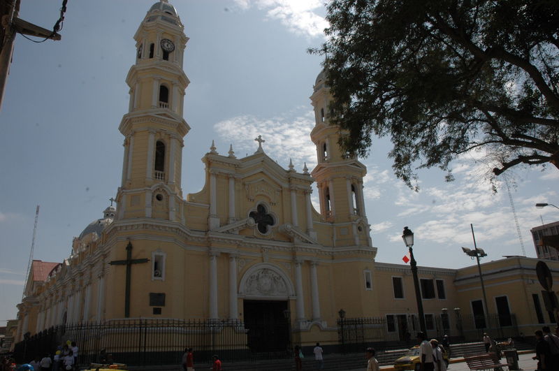 La Plaza de Armas de la ciudad de Piura se encuentra vigilada por la estatua a la libertad, mandada a construir por el presidente Balta.