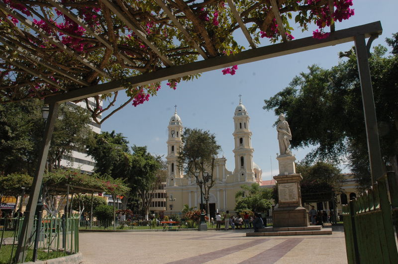 La Plaza de Armas de la ciudad de Piura se encuentra vigilada por la estatua a la libertad, mandada a construir por el presidente Balta.