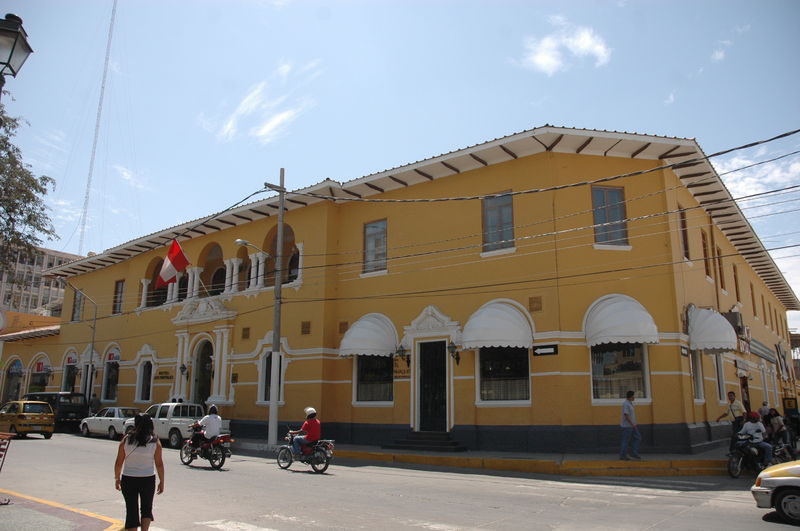 La Plaza de Armas de la ciudad de Piura se encuentra vigilada por la estatua a la libertad, mandada a construir por el presidente Balta.