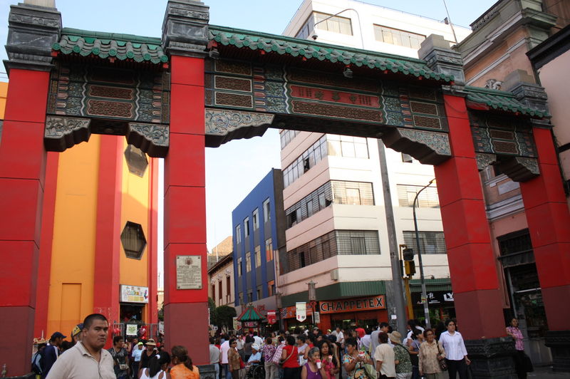 Miembros de la comunidad china en el Perú celebran así la llegada del Año del Dragón en el tradicional barrio chino en Lima.