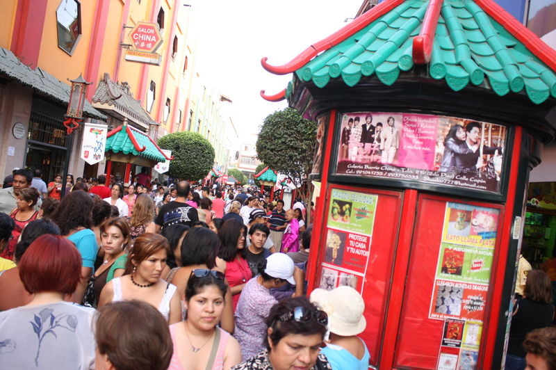 Miembros de la comunidad china en el Perú celebran así la llegada del Año del Dragón en el tradicional barrio chino en Lima.