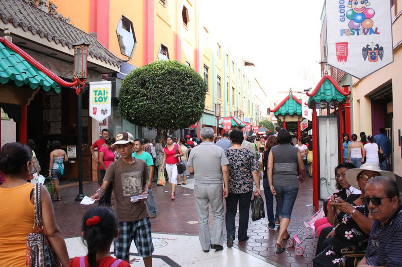 Miembros de la comunidad china en el Perú celebran así la llegada del Año del Dragón en el tradicional barrio chino en Lima.