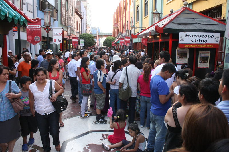 Miembros de la comunidad china en el Perú celebran así la llegada del Año del Dragón en el tradicional barrio chino en Lima.