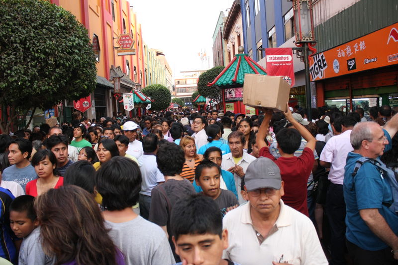 Miembros de la comunidad china en el Perú celebran así la llegada del Año del Dragón en el tradicional barrio chino en Lima.