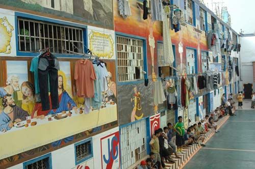 Penal de Lurigancho internos elaborando trabajos de ceramicas