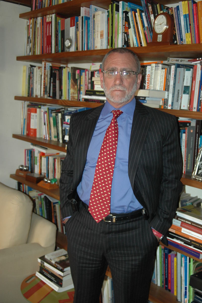 Entre los cinco periodistas de prensa escrita más importantes se encuentra Augusto Álvarez Rodrich.
