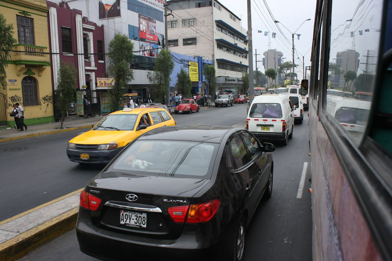 La Avenida 28 de Julio es una de las principales arterias de la capital, cruza, entre otras, con la Avenida Arequipa.