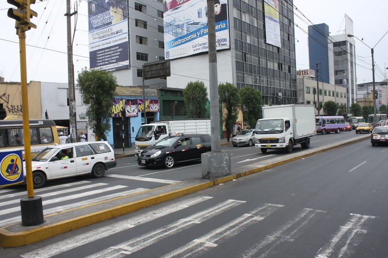 La Avenida 28 de Julio es una de las principales arterias de la capital, cruza, entre otras, con la Avenida Arequipa.