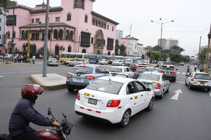 La Avenida 28 de Julio es una de las principales arterias de la capital, cruza, entre otras, con la Avenida Arequipa.