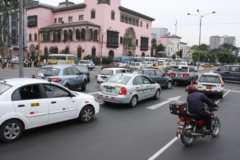 La Avenida 28 de Julio es una de las principales arterias de la capital, cruza, entre otras, con la Avenida Arequipa.