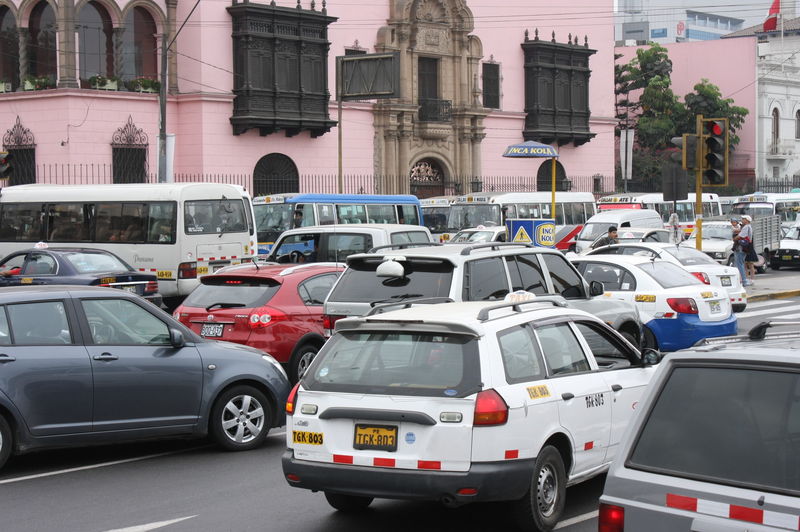 La Avenida 28 de Julio es una de las principales arterias de la capital, cruza, entre otras, con la Avenida Arequipa.